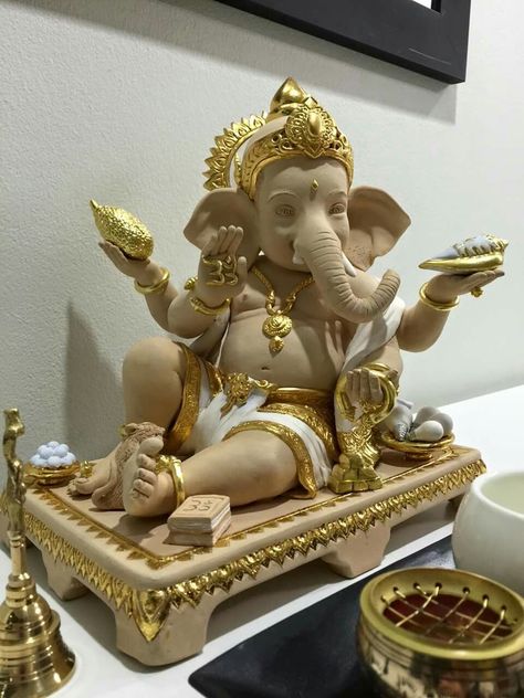 Ganesh Om Ganesha, Om Gam Ganapataye Namaha, Clay Ganesha, Om Sign, Sri Ganesh, Ganesh Lord, Ganesh Idol, Ganesh Chaturthi Images, Shree Ganesh