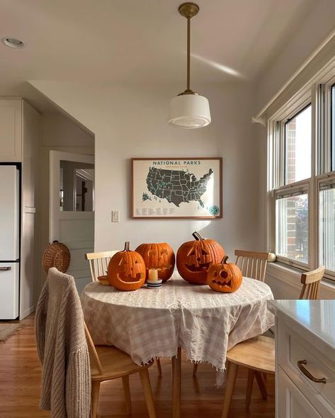 Rust Bedroom, Fall Apartment, Kitchen Pink, Fall House, Fall Room Decor, Wreaths Fall, Halloween Room, Porch Decorations, Dog Room