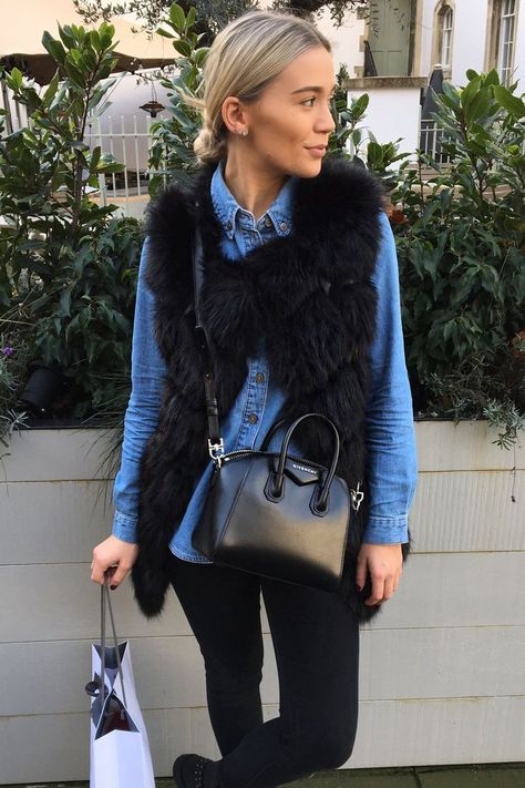 Hattie Bourn, Black Fur Vest Outfit, Faux Fur Vests Outfits, Gilet Outfit, Fur Vest Outfits, Outfits With Jeans, Mini Antigona, Black Fur Vest, Fur Coat Outfit