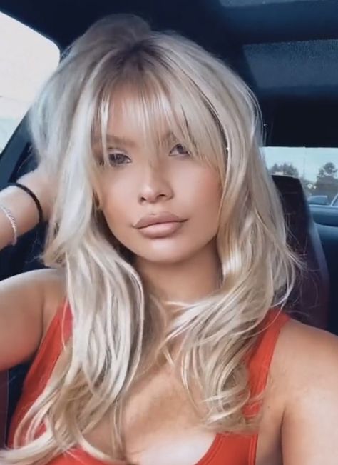 90s Platinum Blonde Hair, Long Blonde Hair With Fringe Bangs, Layers For Heavy Hair, Bleach Blonde Layered Hair, Pamela Anderson Haircut 90s, Bleach Blonde Hair With Bangs, Long Platinum Blonde Hair With Bangs, 90s Fringe Bangs, Blonde Hair Color Ideas With Bangs