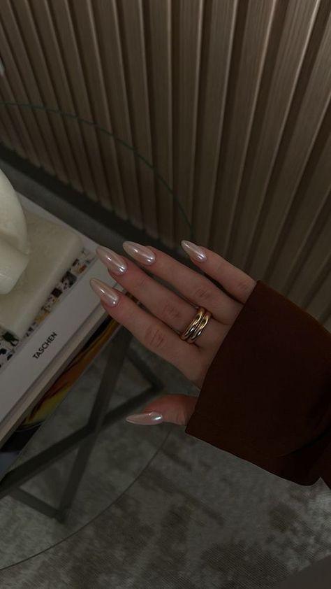 Hailey Bieber Nails Chrome French Tip, Hailey Bieber Wedding Nails, Short Pearl Nails, Hayley Bieber Nails, Nails With Pearl, Bieber Nails, French Tip Manicure, Short Acrylic, Short Acrylic Nails Designs