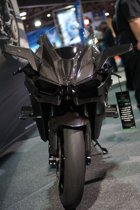 Carbon fiber is the best!! Kawasaki h2r at the motorcycle show!! Carbon Fiber Motorcycle, Kawasaki Ninja H2r, Aerox 155 Yamaha, Ninja Bike, Kawasaki H2, Tmax Yamaha, Motorcross Bike, Fast Sports Cars, Bike Pic