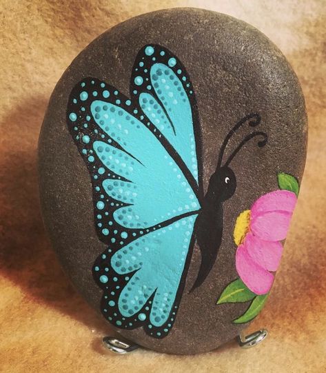 What Makes Painted Rocks Ideas Butterfly So Addictive That You Never B97 Butterfly Rocks, Bug Rocks, Butterfly Turquoise, Memorial Rocks, Dragonfly Painting, Garden Rock Art, Butterfly Mandala, Painted Rock Animals, Mandala Rock Art