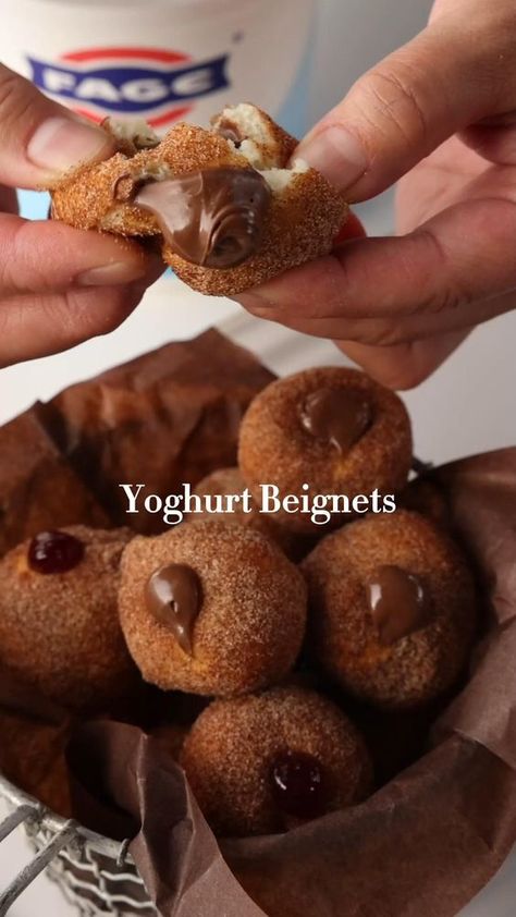 Get ready to enjoy some tasty homemade yoghurt beignets with FAGE Total Greek yogurt! 🍩 They also have a surprise inside, as they are filled with chocolate cream. An irresistible sweet for the whole family 🤤 Donut Recipe Easy, Donut Ideas, Easy Donuts, Donut Recipe, Chocolate Hazelnut Spread, Sweet Snacks Recipes, Donut Recipes, Beignets, Interesting Food Recipes