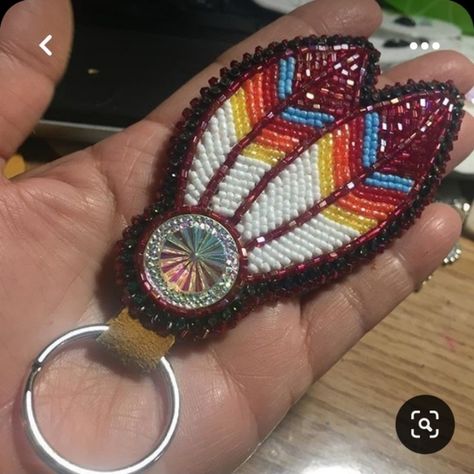 Flat Beaded Keychain Keychains Diy, Beaded Key Chain, Beaded Feather, Native American Beadwork Patterns, Beautiful Beaded Earring, Native Beading, Native Beading Patterns, Native Crafts, Beaded Earrings Native