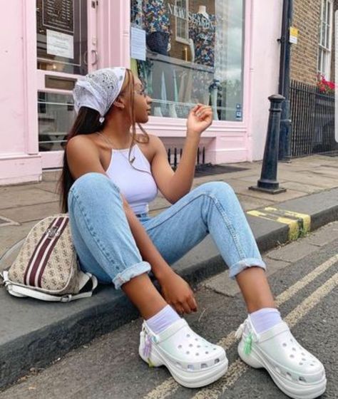 Bae Crocs Outfits, Crocs Fashion Street Styles, Crocs Outfit Summer, Croc Outfits Women, Denim Crocs, How To Wear Crocs, White Crocs Outfit, Chilled Outfits, How To Style Crocs