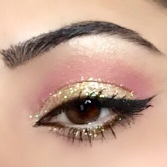 Golden And Pink Eye Makeup, Light Pink And Gold Eyeshadow, Pink And Gold Formal Dress, Golden Pink Eye Makeup, Gold And Pink Eye Makeup, Pink Gold Makeup Looks, Mascarade Ball Makeup, Light Pink And Gold Makeup, Pink And Gold Quince Makeup