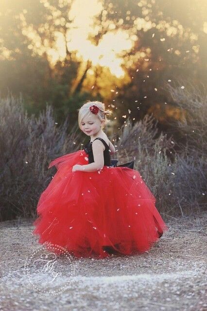 Flower girl Red Tulle Dress, Black Red Wedding, Red Flower Girl Dresses, Red Tutu, Wedding Color Trends, Wedding Flower Girl, Halloween Wedding, Flower Girl Dress, Red Wedding