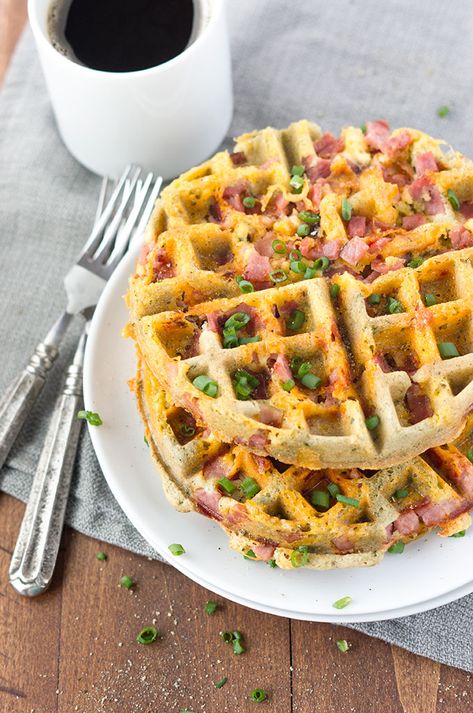 Chaffles Recipe Breakfast, Low Carb Waffles, Waffle Iron Recipes, Belgium Waffles, Cheese Waffles, Keto Fast, Gluten Free Waffles, Protein Waffles, Ham And Eggs