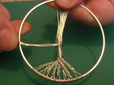 How to make a wire wrapped pendant. Wire Wrapped Tree Of Life Ornament - Step 7 Wired Art, Jewelry Tree Diy, Kat Haken, Seashell Wreath, Wire Tutorials, Tree Jewelry, Tree Of Life Jewelry, Wire Trees, Diy Tree