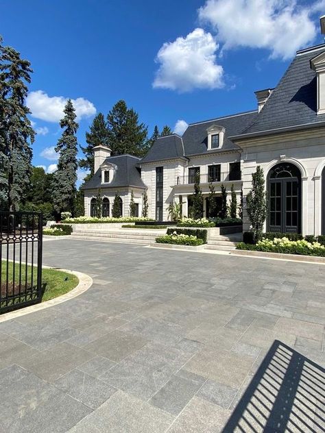 Modern Chateau House, Modern French Chateau Exterior, French Modern Home Exterior, French Chateau Exterior, Modern French Chateau, French Chateau Style Homes, French Chateau Homes, Classic Mansion, French Mansion