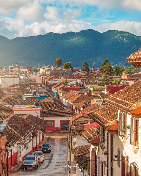 Pueblos Mágicos de México on Instagram: “. 𖣘✨𝗣𝘂𝗲𝗯𝗹𝗼 𝗠𝗮́𝗴𝗶𝗰𝗼 𝗱𝗲𝗹 𝗱í𝗮✨𖣘 . 📍 San Cristóbal de las Casas, Chiapas . El nombre de este encantador Pueblo se deriva de “San Cristóbal”…” Mexico Restaurants, Mexico History, Watercolor Decor, Mexico Culture, Aesthetic City, Instagrammable Places, Dream Travel Destinations, City Landscape, Instagram Worthy