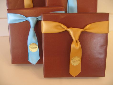 Father's Day Teuscher truffles wrapped, ribbon wrapped up like tie http://www.teuscher-bh.com/ #wrapping #gift_wrap #packaging Customised Gifts, Groomsman Gifts, Homemade Gifts, Creative Gifts, Gift Packaging, Craft Gifts, Party Gifts, Cute Gifts, Diy Gift