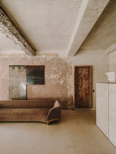 Vincenzo De Cotiis Interiors, Vincenzo De Cotiis, Distressed Walls, Decorative Plaster, Installation Design, Furniture Details, Historic Home, Rimini, Wall Treatments