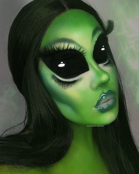 Pinterest @spiciwasabi 🦋🦋🦋 Alien Makeup Alien Makeup Tutorial, Male Alien Makeup, Praying Mantis Makeup, Neon Halloween Makeup, Alien Costume Makeup, Green Alien Makeup, Alien Eyes, Alien Makeup Halloween, Green Alien