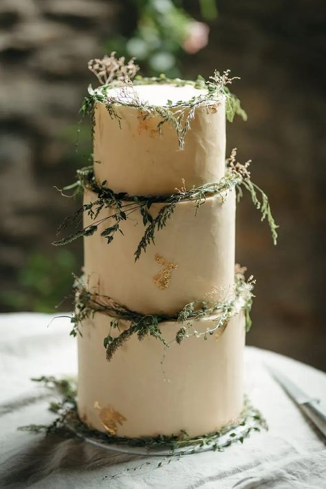 Forest Cake Wedding, Enchanted Forest Wedding Cupcakes, Nature Theme Wedding Cake, Wedding Inspo Forest, Mystical Wedding Cake, Fairy Core Wedding Cake, Wedding Cake Woodland, Plant Themed Wedding Cake, Nature Themed Wedding Cake