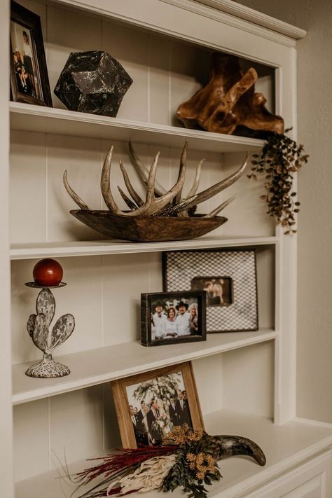 Country Shelf Decor, Western Apartment, Western Decor Living Room, Creative Bedroom Decor, Farmhouse Home Decor Ideas, Western Living Room Decor, Hunters Wife, Western Farmhouse, Western Living Room