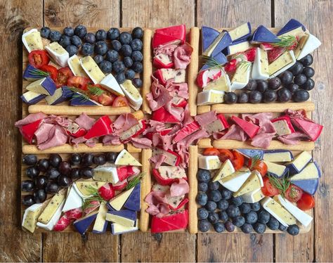 British Table Decorations, Best Of British Theme, Union Jack Charcuterie Board, Queen Elizabeth Birthday Party Ideas, British Charcuterie Board, England Themed Party Food, British Party Food, Coronation Cake Ideas, Coronation Food