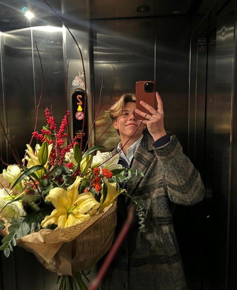 Guy Holding Flowers Aesthetic, Men Holding Flowers, Guy Holding Flowers, Man Holding Flowers, Flowers For Girlfriend, Starboy Aesthetic, Flower Men, Dream Relationship, Giving Flowers