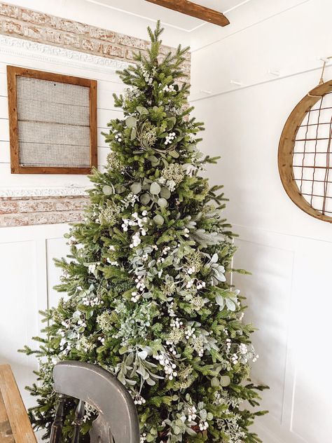 TOP TIPS FOR DECORATING A CHRISTMAS TREE – Making Home Matter Christmas Tree Making, Decorating A Christmas Tree, Bauble Ornaments, Artificial Foliage, Christmas Tree Inspiration, Christmas Themes Decorations, Merry Christmas Decoration, Metal Homes, White Decor