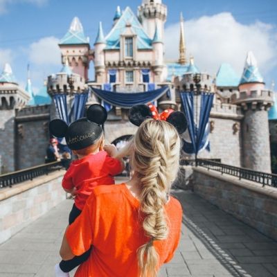 Disney Picture Ideas, Disney Dress Up, Disneyland Photos, Disney Photo Ideas, Amber Fillerup Clark, Disneyland Pictures, Mom And Son, Barefoot Blonde, Amber Fillerup