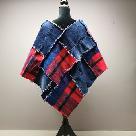 Denim Poncho Diy, Cary Bradshaw, Denim Poncho, Poncho Diy, Diy Old Jeans, Jean Genie, Reworked Clothes, Sewing Corner, Denim Clothes