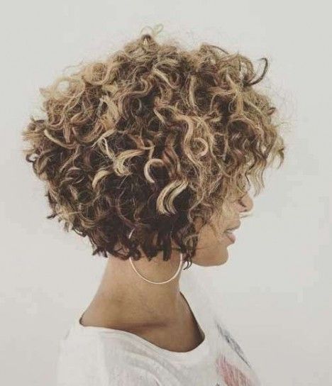 Taglio scalato per capelli ricci e lunghi Short Curly Bob Hairstyles Messy Curls Wavy Hair, Short Curly Haircuts For Thinning Hair, Short Curly Haircuts For Round Faces, Chin Length Curly Hair, Curly Hair Over 50 Women, Short Curly Hairstyles For Women, Curly Short, Short Curly Haircuts, Short Curls