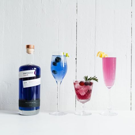 A Unique Blue Gin That Changes Color in Cocktails Gin Photography, Pink Gin Cocktails, Cocktails Classic, Empress 1908 Gin, Blue Gin, Glazed Vegetables, Beautiful Cocktails, Citrus Garnish, Nugget Ice