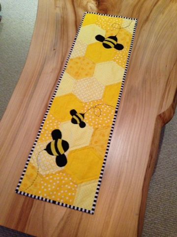 Row By Row Experience, Runners Table, Grandmother Quotes, Hexagon Patchwork, Patchwork Table Runner, Honey Bee Decor, Row Quilt, Quilted Table Runners Patterns, Amish Quilts