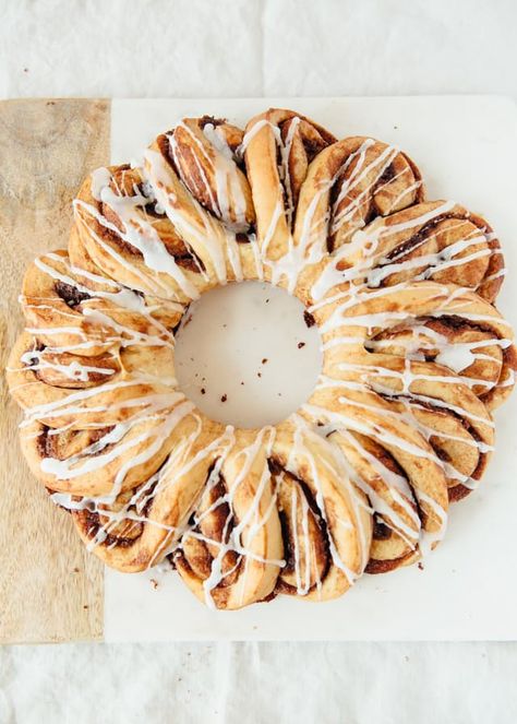 Never let it be said that I passed up a chance to go all out. Give me a few overnight guests, a lazy weekend morning, and a request for cinnamon rolls, and I will present this cinnamon roll wreath, complete with extra frosting on the side. How can this glorious specimen of breakfast delight be yours? Glad you asked. Cinnamon Roll Wreath, Roll Wreath, Sticky Buns Recipes, Fluffy Cinnamon Rolls, Baked Breakfast Recipes, Baking School, Lemon Scones, Breakfast Ingredients, Yeast Breads