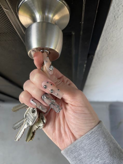 Holding Keys To Apartment Aesthetic, Moving In With Your Boyfriend Aesthetic Keys, Holding House Keys Aesthetic, House Keys Aesthetic, House Keys Aesthetic In Hand, Own House Aesthetic Keys, New House Keys Aesthetic, Couple Holding Keys To New House, Keys Aesthetic