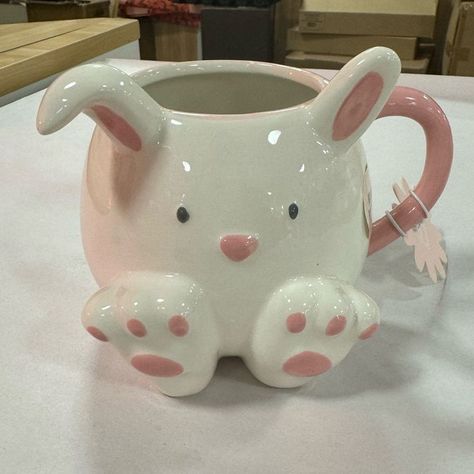 A handmade mug can be a beautiful, unique addition to your kitchenware collection or a thoughtful gift. Crafting a mug by hand allows for personal expression and creativity. Creative Mug Designs, Clay Cup Designs, Clay Mugs Ideas, Cute Mugs Ceramics, Cute Pottery Mugs, Animal Pinch Pots, Clay Cup Ideas, Spring Mugs, Ceramic Mug Ideas