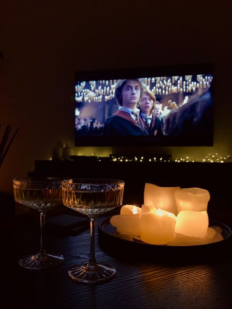 #harrypotter #netflixandchill #netflix #stayinghome #home #cozy #visionboard #aesthetic Cozy Watching Tv Aesthetic, Watching Movies At Home Aesthetic, Cozy Tv Aesthetic, Watching A Movie Aesthetic Tv, Netflix Date Night Aesthetic, Cozy Shows To Watch, Cozy Evening At Home, Tv Night Aesthetic, Watching Tv Aesthetic Night