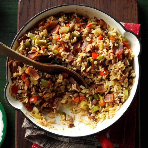 Southern Hoppin' John Southern Hoppin John Recipe, Hoppin John Recipe, Hoppin John, New Years Eve Food, New Year's Food, Comfort Food Southern, Southern Cooking, Chicken And Dumplings, Garlic Chicken