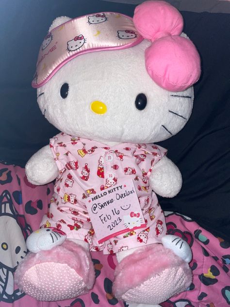 Sanrio Plushies, Hello Kitty Y2k, Hello Kitty Gifts, Hello Kitty Merchandise, Hello Kitty Rooms, Charmmy Kitty, Kitty Clothes, Hello Kitty Crafts, Hello Kitty Clothes