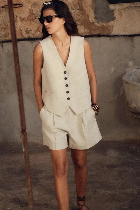 The Best Linen Vests Fashion People Love | Who What Wear Linen Pants Outfit, Zara Summer, Linen Vest, Column Skirt, Jeans And Flats, Fashion People, Vest Fashion, Urban Chic, Summer Trends