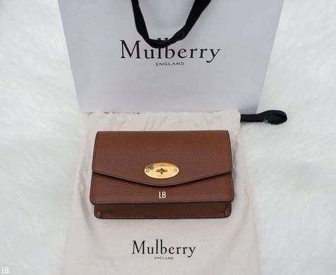 Mulberry Small Darley Bag Review Mulberry Wallet, Mulberry Darley, Latest Bob Hairstyles, Modern Dress, Mode Fashion, Bag Tags, Girl Power, Continental Wallet, Sunglasses Case