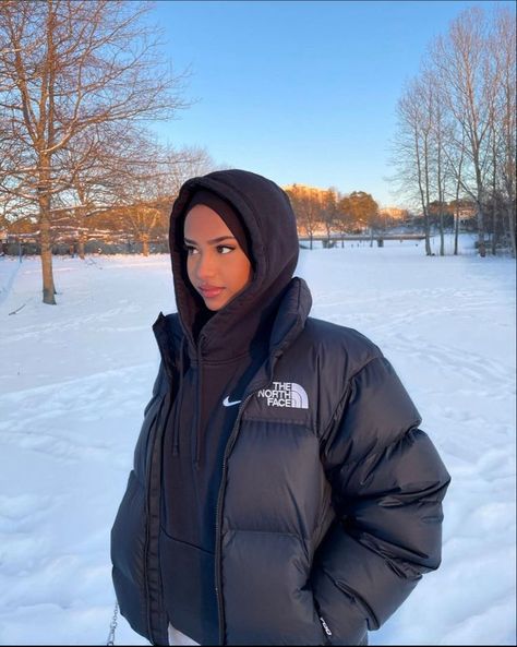 Black Hijabis, North Face Puffer Jacket Outfit, Hijabi Winter Outfits, Black Hijabi Girl, Winter Outfits Korean, Looks Adidas, 00s Mode, Estilo Hijab, Outfits Cold