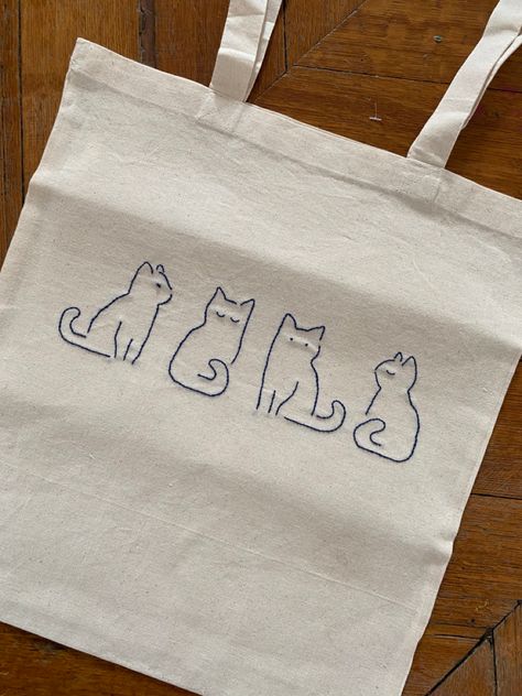 Simple Bag Design Ideas, Tote Embroidery Bag, Tote Bag Cat Design, Canvas Bag Embroidery Ideas, Tot Bag Broderie, Embroidery Designs Tote Bag, Hand Embroidery Tote Bag, Embroidery Bags Ideas, Tote Bag Design Embroidery