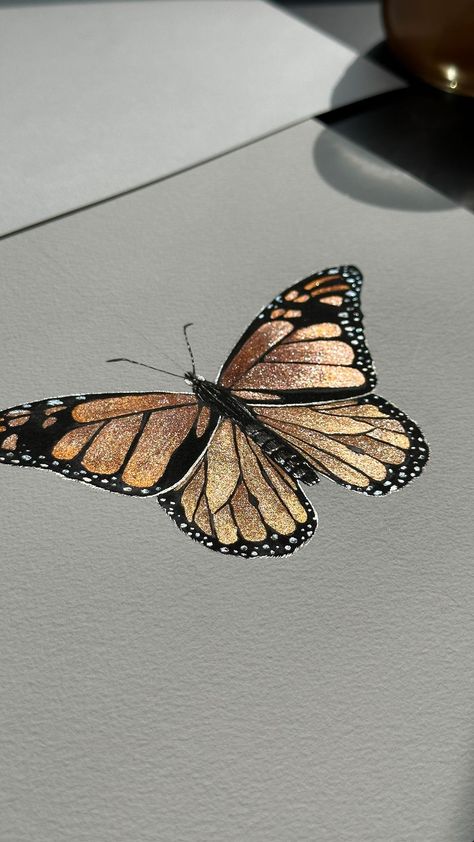 Metallic Painting Art, Acrylic Metallic Painting, Art Inspiration Butterfly, Metallic Watercolor Art, Metallic Watercolor Painting Ideas, Metallic Watercolor Painting, Monarch Butterflies Art, Metallic Painting, Metallic Butterfly