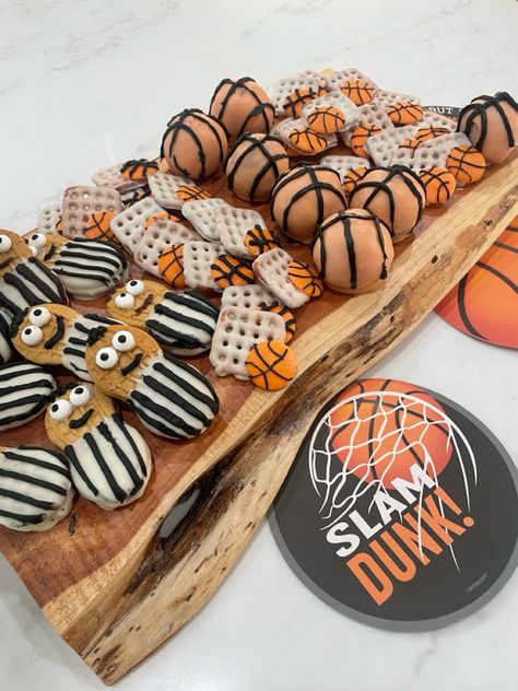 Basketball charcuterie board, basketball desserts, referee desserts Basketball Themed Food, Basketball Charcuterie Board, Basketball Desserts, Basketball Party Food, Themed Breakfast, Food Boards, Themed Food, Basketball Party, Food Themes