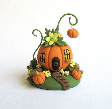 Halloween Fairy House, Polymer Clay Fairy House, Fairy Pumpkin, Fall Polymer Clay, Pumpkin Fairy House, Clay Pumpkin, Crea Fimo, Polymer Clay Halloween, Clay Fairy