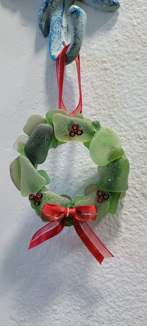 Sea Glass Resin Art Diy, Seaglass Christmas Decorations, Sea Shell Ornament Ideas, Diy Sea Glass Ornaments, Seaglass Christmas Tree Diy, Seaglass Christmas Ornaments, Sea Glass Ornaments Diy, Seaglass Ornaments, Sea Glass Christmas Ornaments