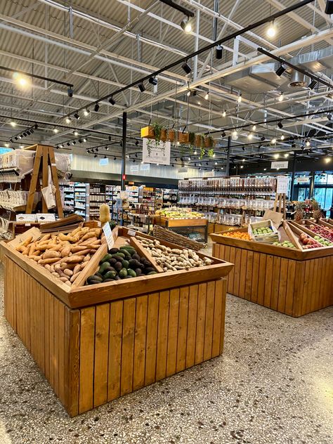 Suoermarket grocery vegetable fruit arsthetic flowers organic Organic Groceries Aesthetic, Organic Food Market Aesthetic, Grocery Store Vegetable Display, Fresh Produce Market, Organic Supermarket, Produce Section Grocery Store, Branded Video, Supermarket Design, Organic Recipes