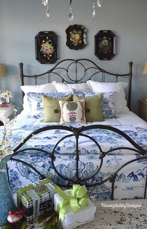 Christmas Guest Room, Blue And White Bedding, Guest Room Design, Blue White Decor, Guest Room Decor, Granny Chic, White Rooms, Blue Rooms, Blue Bedroom