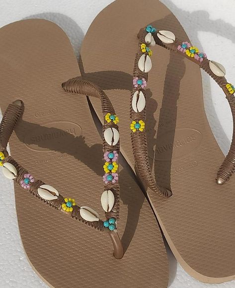 Business Sandals, Flip Flops Havaianas, Hippie Sandals, Beaded Flip Flops, Decorating Flip Flops, Shoe Makeover, Flip Flops For Women, Crocs Fashion, Diy Sandals