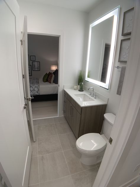 Apartment Bathroom Decor Ideas Minimalist, Apartment Restroom Decor, Sand Color Bathroom, Bathroom Asthetic Picture, Bathroom In Room, Small Apartment Bathrooms, Ideas De Casa, Regular Bathroom, Moving New House