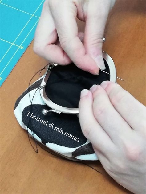 Tutorial: Portamonete clic clac | I bottoni di mia nonna Coin Purse Pattern, Sewing Bag, Vans Authentic Sneaker, Vans Sneaker, Bag Making, Sewing Projects, Coin Purse, Pouch, Wallet