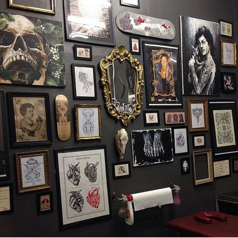 Tattoo Booth Decor Ideas, Tattoo Shop Bathroom Decor, Goth Tattoo Studio, Tattoo Shop Wall Art, Tattoo Shop Ideas Decor, Tattoo Booth Decor, Vintage Tattoo Shop Aesthetic, Tattoo Shop Bathroom, Tattoo Shop Decor Ideas