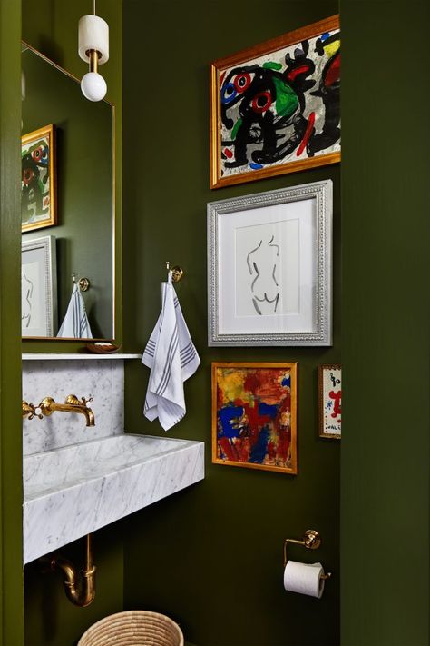 Green Wall Design, Eclectic Bathroom, Bad Inspiration, Green Walls, Bathroom Trends, Green Bathroom, Eclectic Design, White Paneling, Guest Bathroom